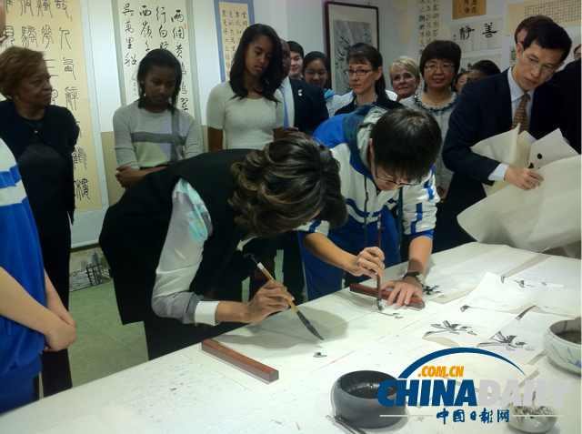 　北京時(shí)間3月21日，美國(guó)第一夫人米歇爾參觀北師大二附中時(shí)，與學(xué)生一起練習(xí)書(shū)法。