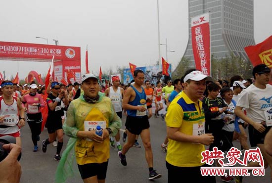 3月30日上午8點(diǎn)20分，2014鄭開國(guó)際馬拉松賽在鄭開大道鳴槍起跑。