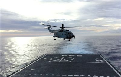 3月29日，一架艦載直升機(jī)從井岡山艦起飛執(zhí)行搜索任務(wù)。當(dāng)天，海軍井岡山艦抵達(dá)南印度洋新任務(wù)區(qū)開始搜索。 新華社發(fā)