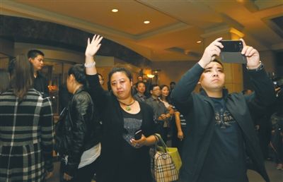 昨晚，麗都飯店，32位馬航失聯(lián)客機(jī)家屬準(zhǔn)備赴馬來西亞。新京報(bào)記者 侯少卿 攝