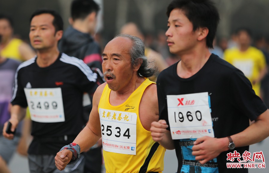 一位老年選手與年輕人比速度。