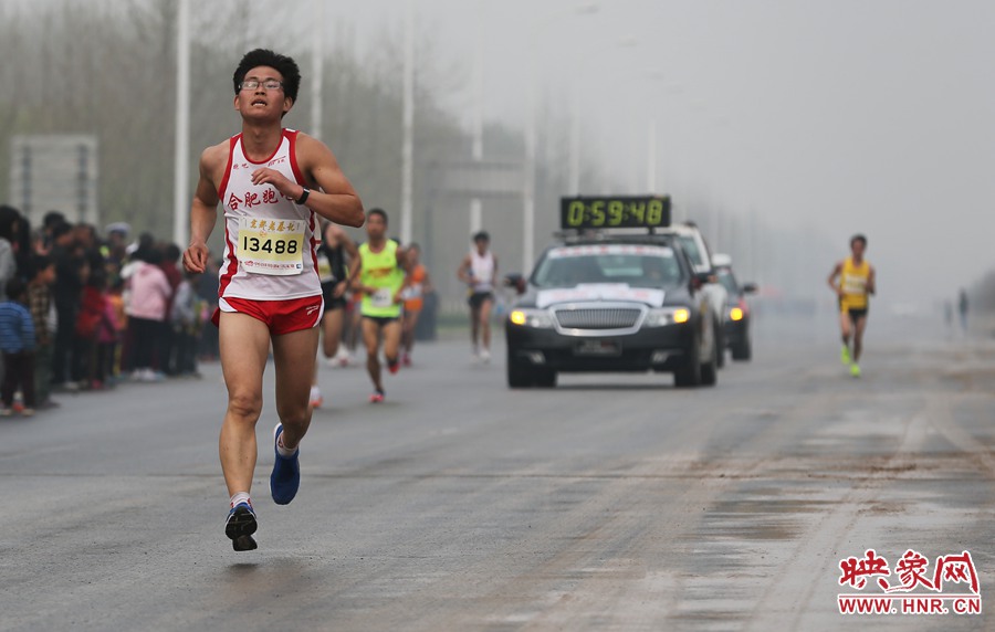 一名合肥選手處在較為領(lǐng)先的位置。