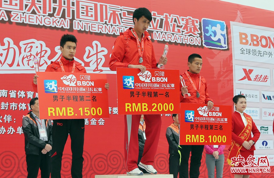 男子半程前三名選手。