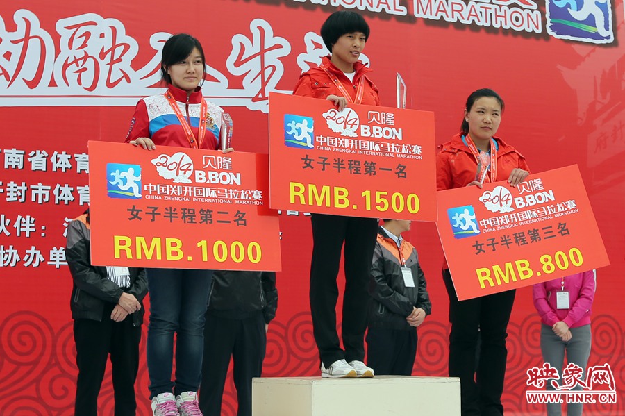 女子半程前三名選手。