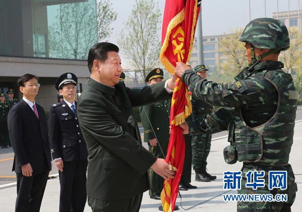 這是習近平將隊旗鄭重授予“獵鷹突擊隊”大隊長。