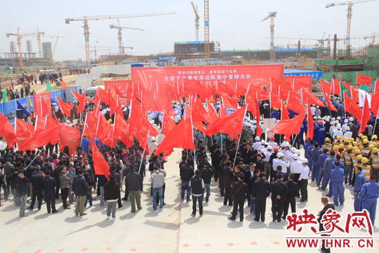 5月4日，全省千支青年突擊隊(duì)集中誓師大會(huì)鄭州主會(huì)場(chǎng)活動(dòng)，在鄭州航空港區(qū)機(jī)場(chǎng)二期項(xiàng)目工地隆重舉行。