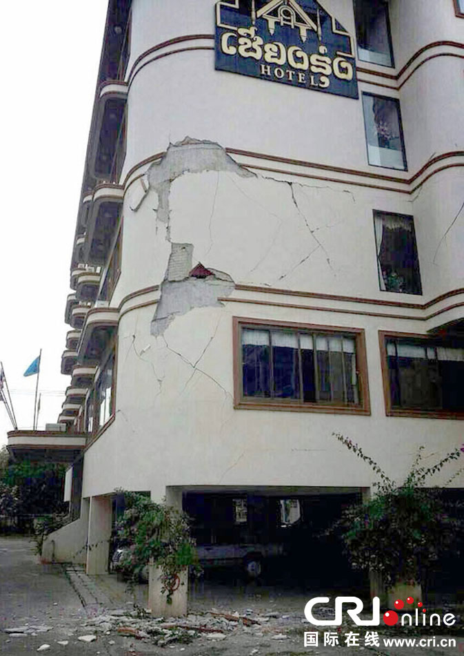 　當?shù)貢r間2014年5月5日，泰國清萊，一棟酒店大樓墻皮脫落。 圖片來源：東方IC