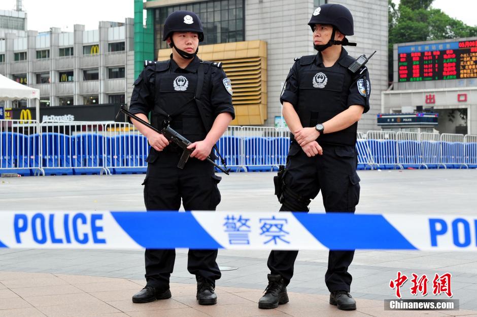 圖為廣州特警在案發(fā)現(xiàn)場(chǎng)戒備。
