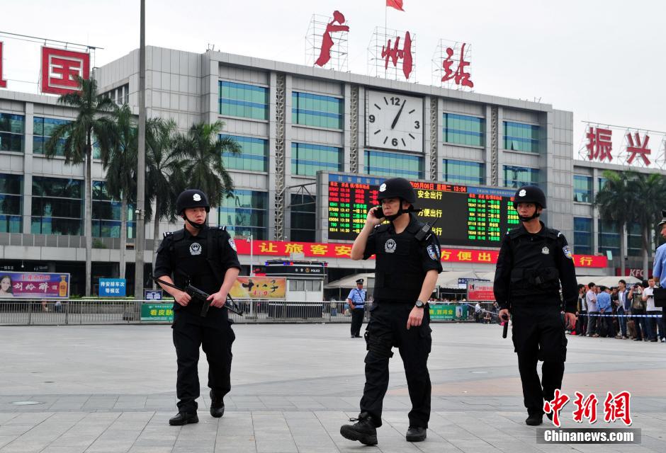 圖為廣州特警在案發(fā)現(xiàn)場(chǎng)戒備。