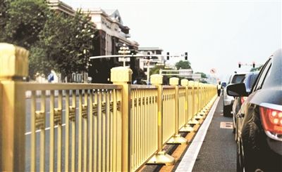 從復(fù)興門到建國門，長安街一線全部更換為金色護(hù)欄 攝影/本報(bào)記者 郝羿