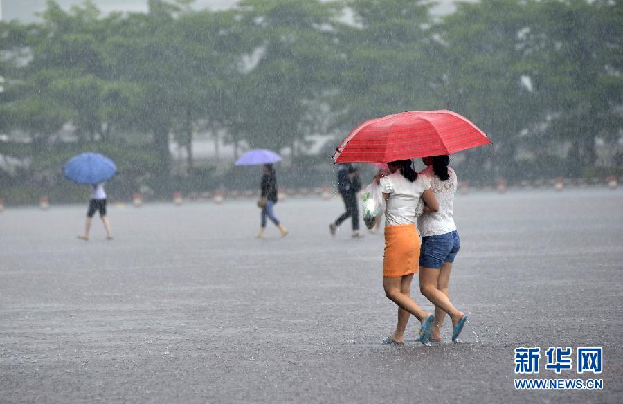 5月11日，市民在深圳梅林檢查站廣場冒雨出行。