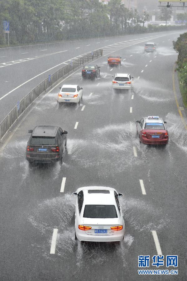 　5月11日，車輛在深圳街頭涉水前行。