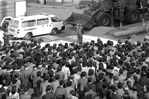 　17日，一名朝鮮高官在事故現(xiàn)場(chǎng)向市民致歉。