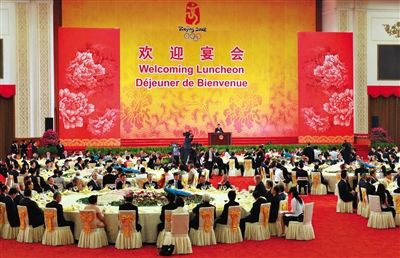 2008年8月8日，胡錦濤夫婦在北京人民大會堂宴會廳為出席北京奧運會的貴賓舉行歡迎宴會。