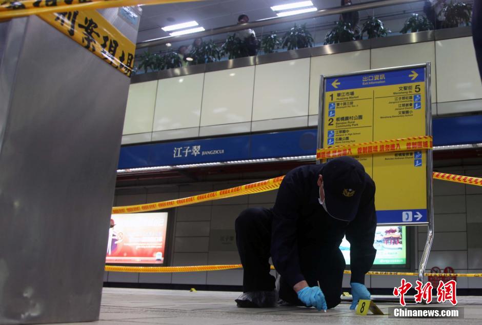 圖為新北市警察在現(xiàn)場勘查。中新社發(fā) 劉舒凌 攝