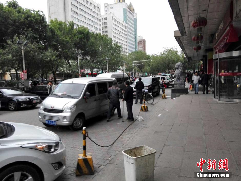 自治區(qū)和烏魯木齊市有關(guān)部門迅速處置，傷員已全部送往醫(yī)院救治。