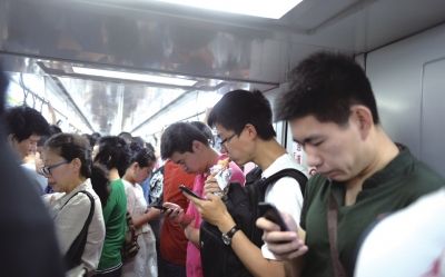 北京地鐵6號線,一名上班族利用乘車時(shí)間進(jìn)餐。京華時(shí)報(bào)記者陶冉攝