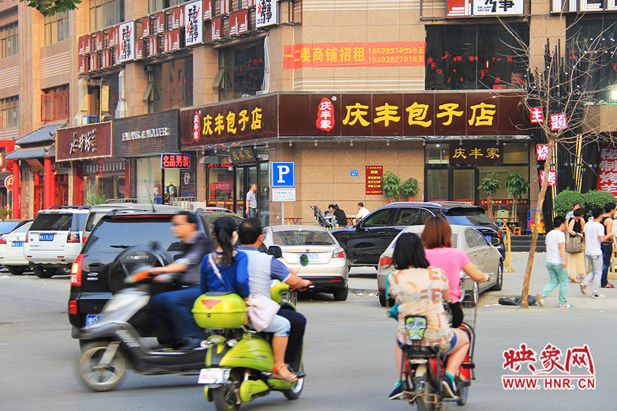 “慶豐包子店”位于路口拐角處,人流量車流量很大,堪稱黃金位置。
