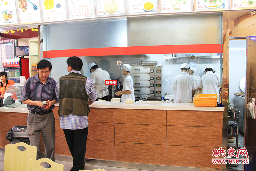 店面仍處于“試營業(yè)”狀態(tài),后廚的設備嶄新,看起來還算整潔。