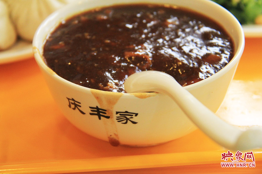 一碗炒肝,看上去也有滋有味。