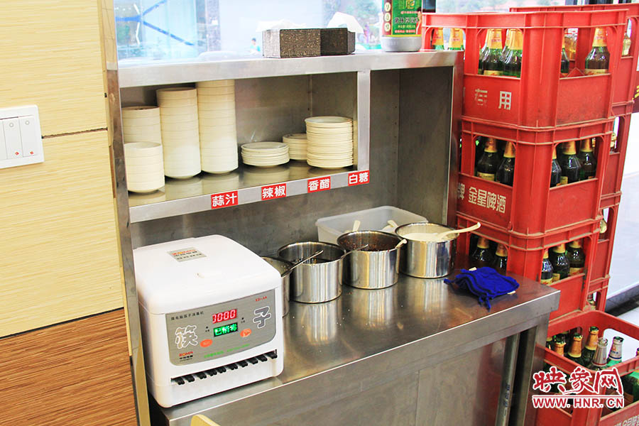 調(diào)料、小碟、餐具也都被放在另一張單獨的桌子上,需要用餐者“自助”。