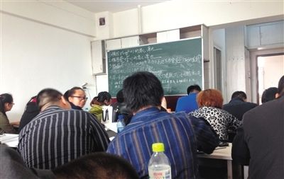 5月6日，大慶市，油田實(shí)行招工考試后，出現(xiàn)了各種考前輔導(dǎo)班。