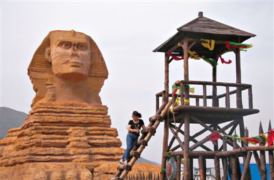 一游客在河北石家莊某地的“獅身人面像”前。