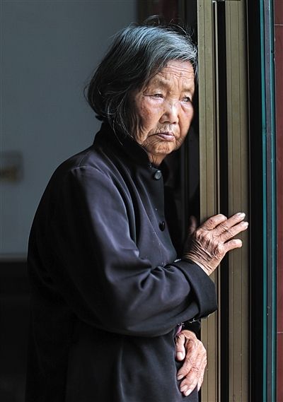 為了能“睡棺木”土葬，潘秀英四次喝農(nóng)藥自殺，后被搶救過來。
