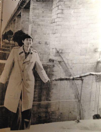 1995年，于英生在蚌埠淮河閘上留影。