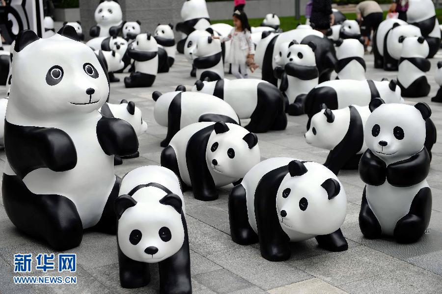 這是6月2日在上海靜安嘉里中心廣場拍攝的萌態(tài)百出的“熊貓”大軍。