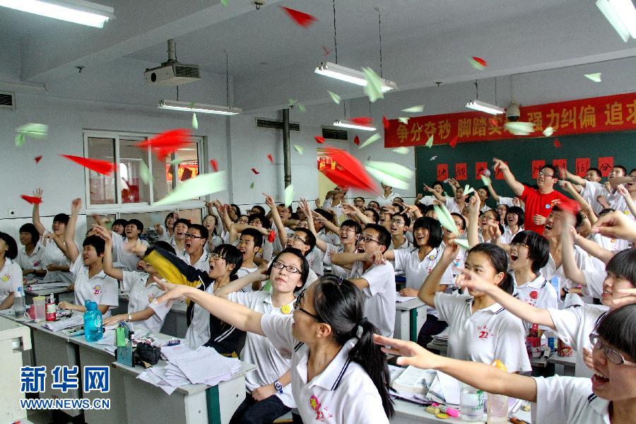  6月3日，河北省衡水市第二中學(xué)高三學(xué)生在教室里用扔紙飛機(jī)的方式舒緩心情。