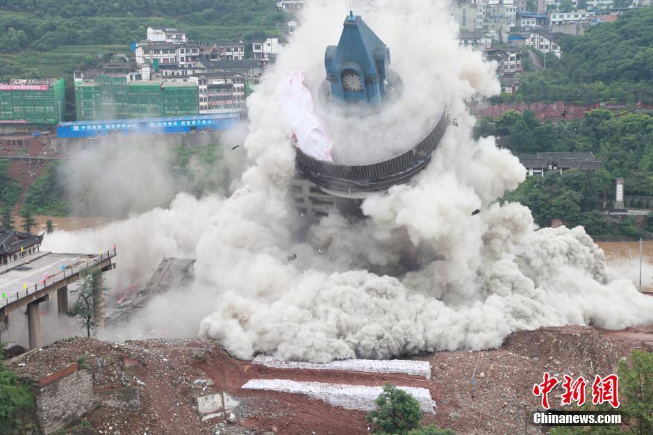 6月6日13時，貴州仁懷茅臺大橋及鐘樓整體爆破成功。