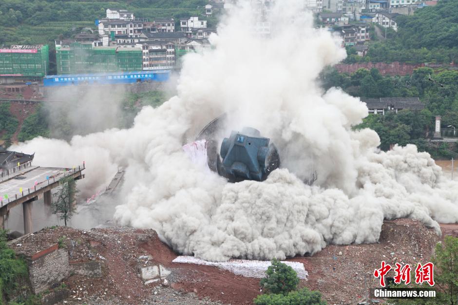 6月6日13時，貴州仁懷茅臺大橋及鐘樓整體爆破成功。
