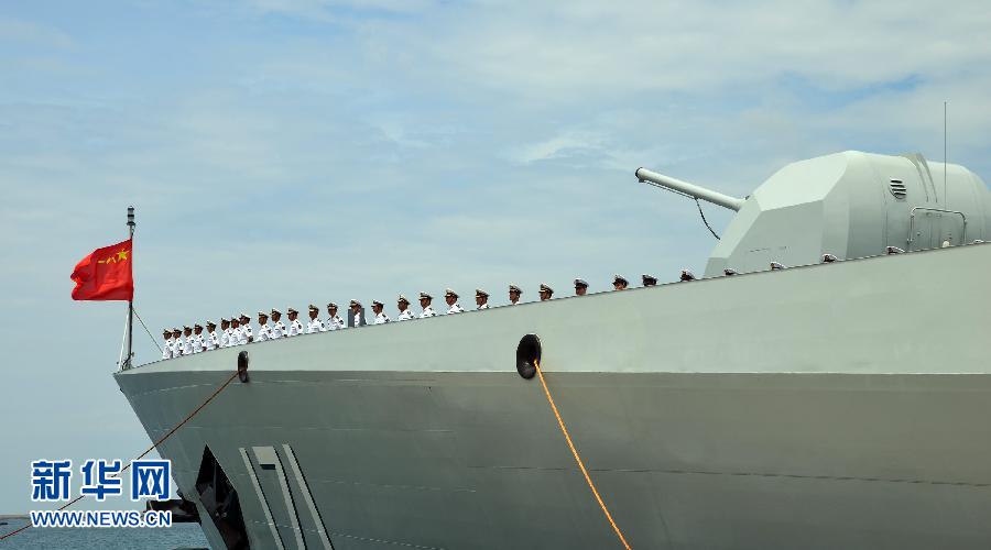 6月9日，在三亞某軍港，海口艦準(zhǔn)備起航。