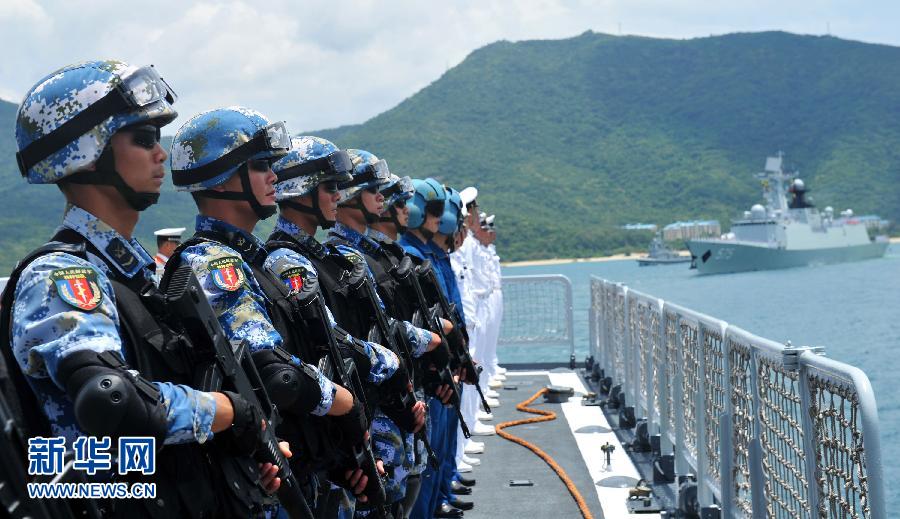 6月9日，在三亞某軍港，?？谂灩俦半S艦出海的特戰(zhàn)隊(duì)員離開(kāi)碼頭。