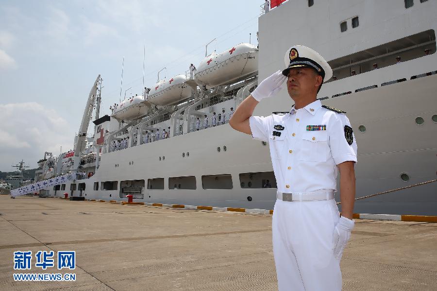  6月9日，在浙江舟山某軍港，和平方舟醫(yī)院船船長(zhǎng)章榮華請(qǐng)示起航。