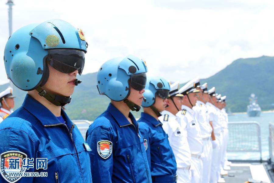  6月9日，在三亞某軍港，隨?？谂瀰⒀莸呐炤d直升機(jī)飛行員整裝待發(fā)。