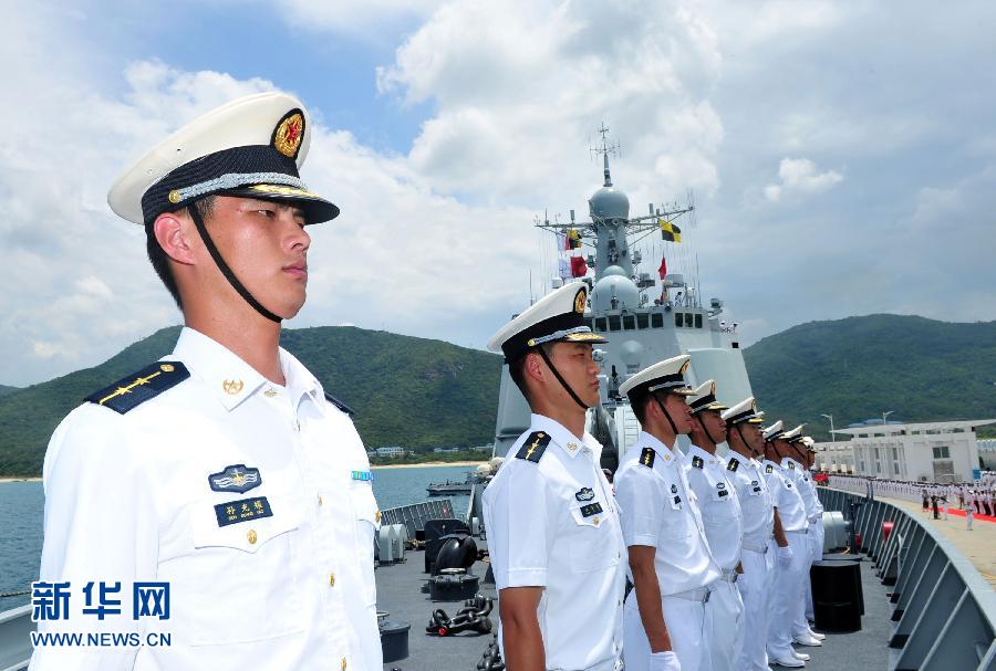 6月9日，在三亞某軍港，海口艦官兵在艦艏列隊(duì)。