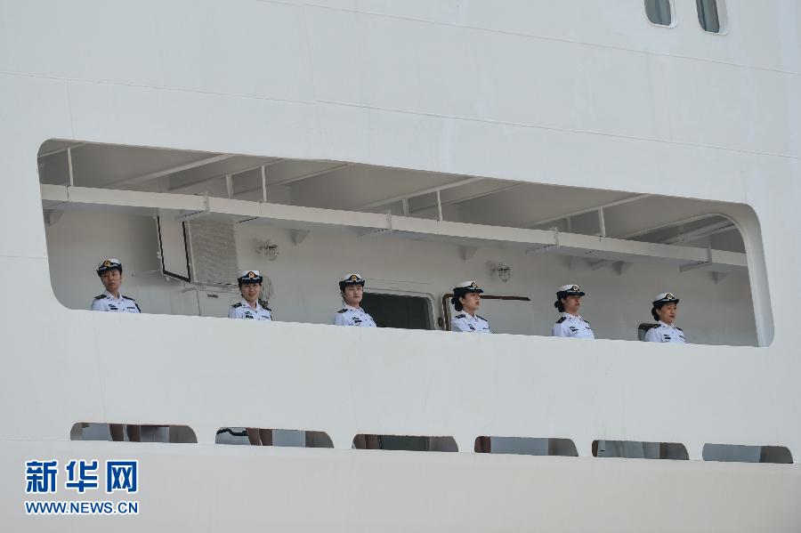  6月9日，在浙江舟山某軍港，和平方舟醫(yī)院船上的海軍官兵列隊(duì)與港口送行人員告別。