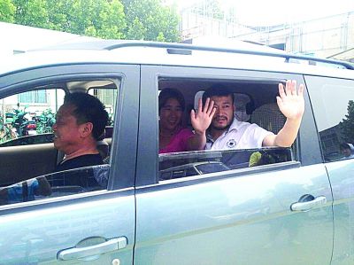 孫正龍和妻子、家人，揮手和醫(yī)護人員告別。張凌飛