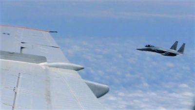 國(guó)防部網(wǎng)站12日公布的視頻截圖,日本F-15軍機(jī)從中國(guó)圖-154機(jī)頭方向危險(xiǎn)切入,兩者最近距離約30米左右。