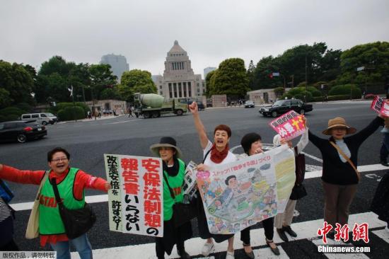 當(dāng)?shù)貢r(shí)間5月13日，日本示威者在位于東京的國(guó)會(huì)議事堂外高喊口號(hào)，反對(duì)日本政府計(jì)劃修憲以解禁自衛(wèi)權(quán)。