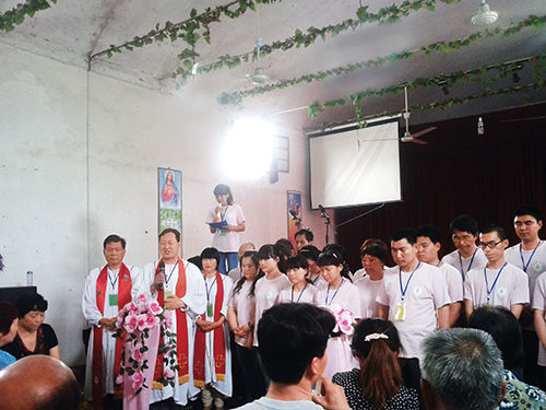 2013 年初，“全范圍教會(huì)”的信徒在參加集會(huì)。