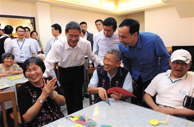 　昨日，張志軍前左二和陪同的新北市長朱立倫與老人們交談。