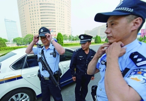 鳥(niǎo)巢附近,兩名民警和一名輔警負(fù)責(zé)該區(qū)域的巡邏任務(wù)。