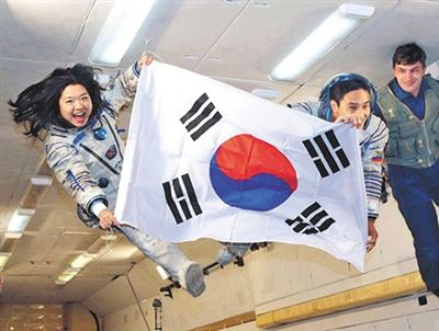 　2007年9月10日，李炤燕（左）在俄羅斯首都莫斯科接受零重力飛行訓(xùn)練。