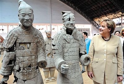 2010年7月17日，西安，默克爾參觀兵馬俑，慶祝生日。