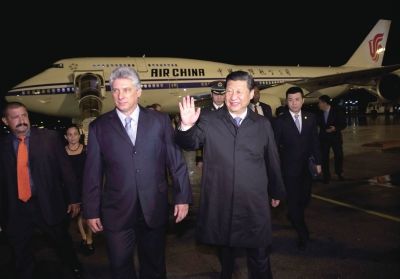 21日晚,習(xí)近平乘坐的專機(jī)抵達(dá)哈瓦那何塞·馬蒂國際機(jī)場。古巴國務(wù)委員會第一副主席兼部長會議第一副主席