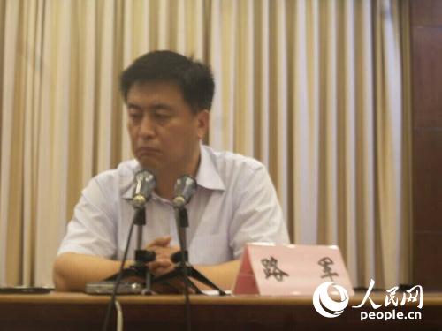 面對近百名記者，路軍當(dāng)場哭泣，現(xiàn)場集體為遇難者默哀。