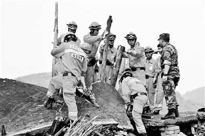 救援隊(duì)員搜救現(xiàn)場(chǎng) 供圖/新華 救援隊(duì)員搜救現(xiàn)場(chǎng) 供圖/新華